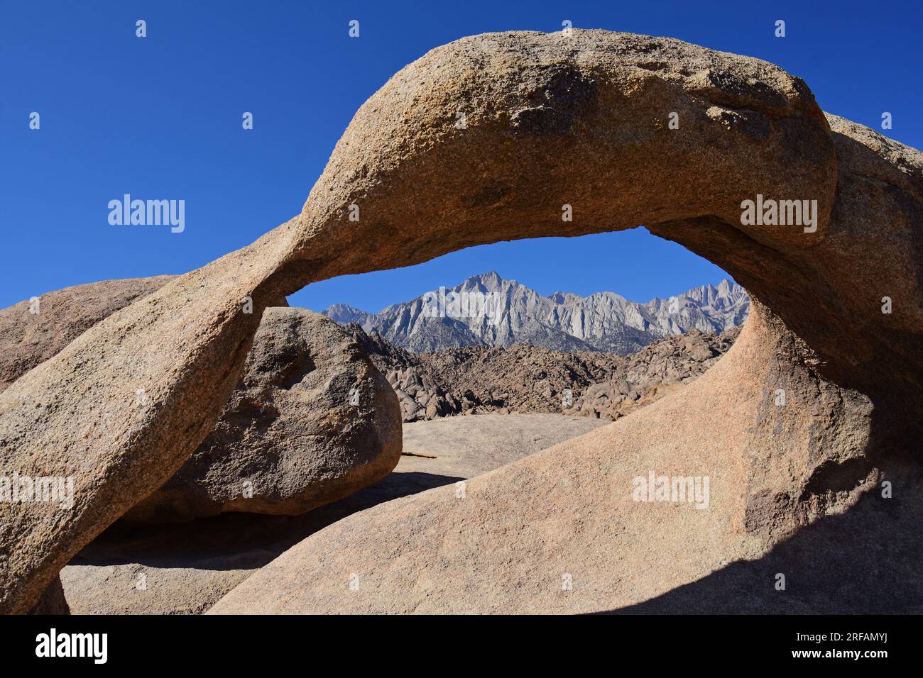 il monte whitney e le sierras orientali viste attraverso l'arco mobius, sulle colline dell'alabama in una soleggiata giornata autunnale, vicino al pino solitario, in california Foto Stock