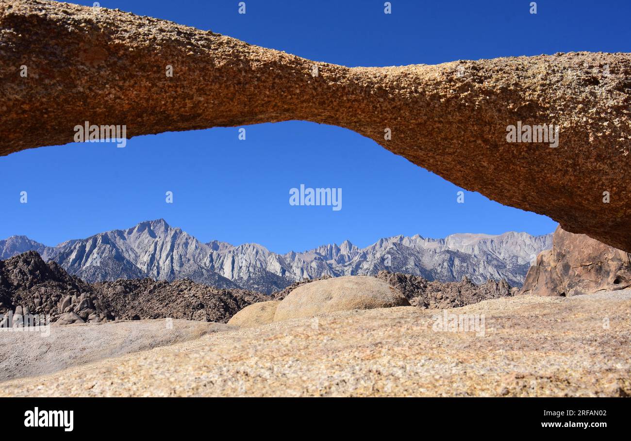 il monte whitney e le sierras orientali, viste attraverso l'arco di tornio nelle colline dell'alabama in una soleggiata giornata autunnale, vicino al pino solitario, in california Foto Stock