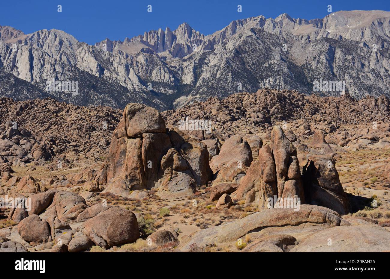 il monte whitney, le sierras orientali e le formazioni rocciose selvaggiamente erose delle colline dell'alabama in una soleggiata giornata autunnale, vicino al pino solitario, in california Foto Stock