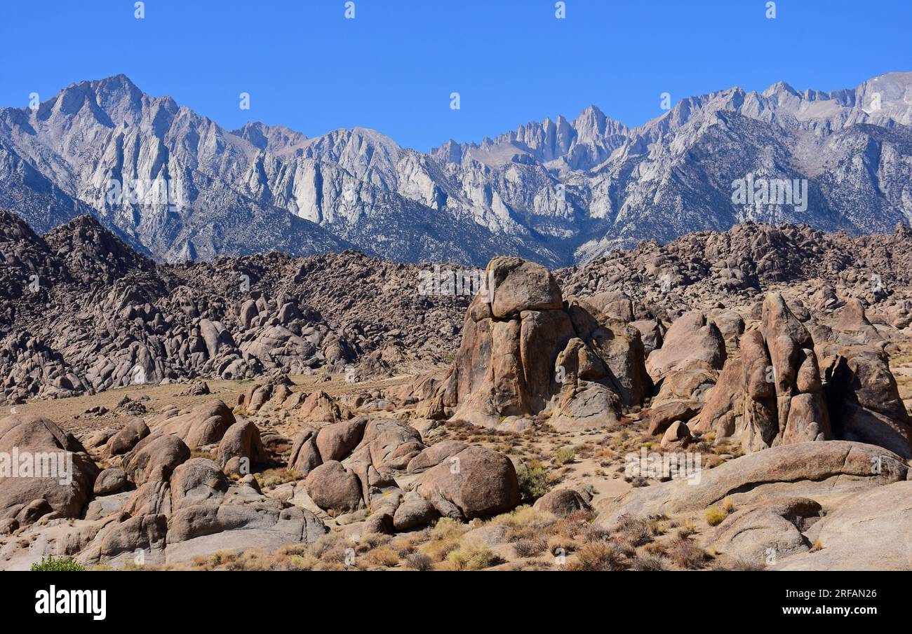il monte whitney, le sierras orientali e le formazioni rocciose selvaggiamente erose delle colline dell'alabama in una soleggiata giornata autunnale, vicino al pino solitario, in california Foto Stock