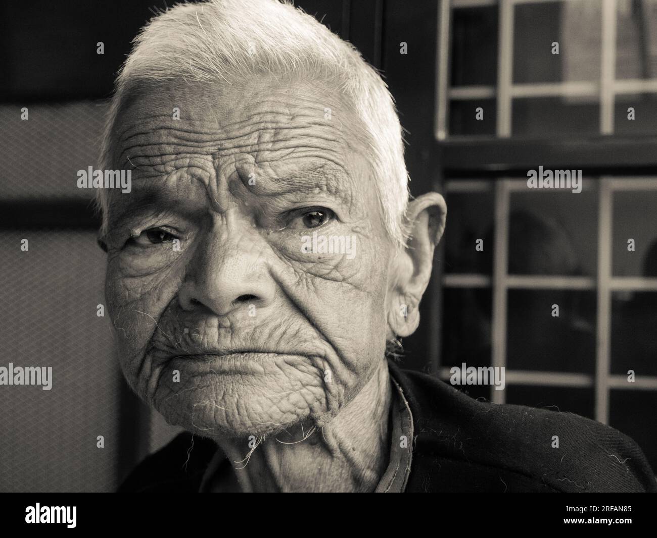 14 ottobre 2022 Uttarakhand, India. Anziana donna indiana di 80 anni, che mostra un volto con rughe e capelli bianchi corti. Un ritratto accattivante Foto Stock