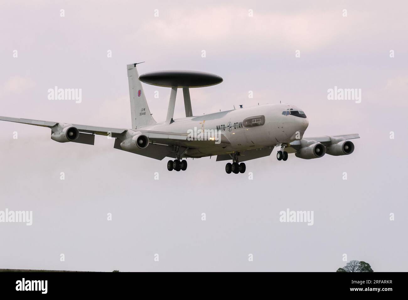 Boeing NATO e-3 Sentry AWACS atterraggio a RAF Waddington. Aerei a reazione AEW&C (Airborne Early Warning and Control) basati su aerei di linea 707 Foto Stock
