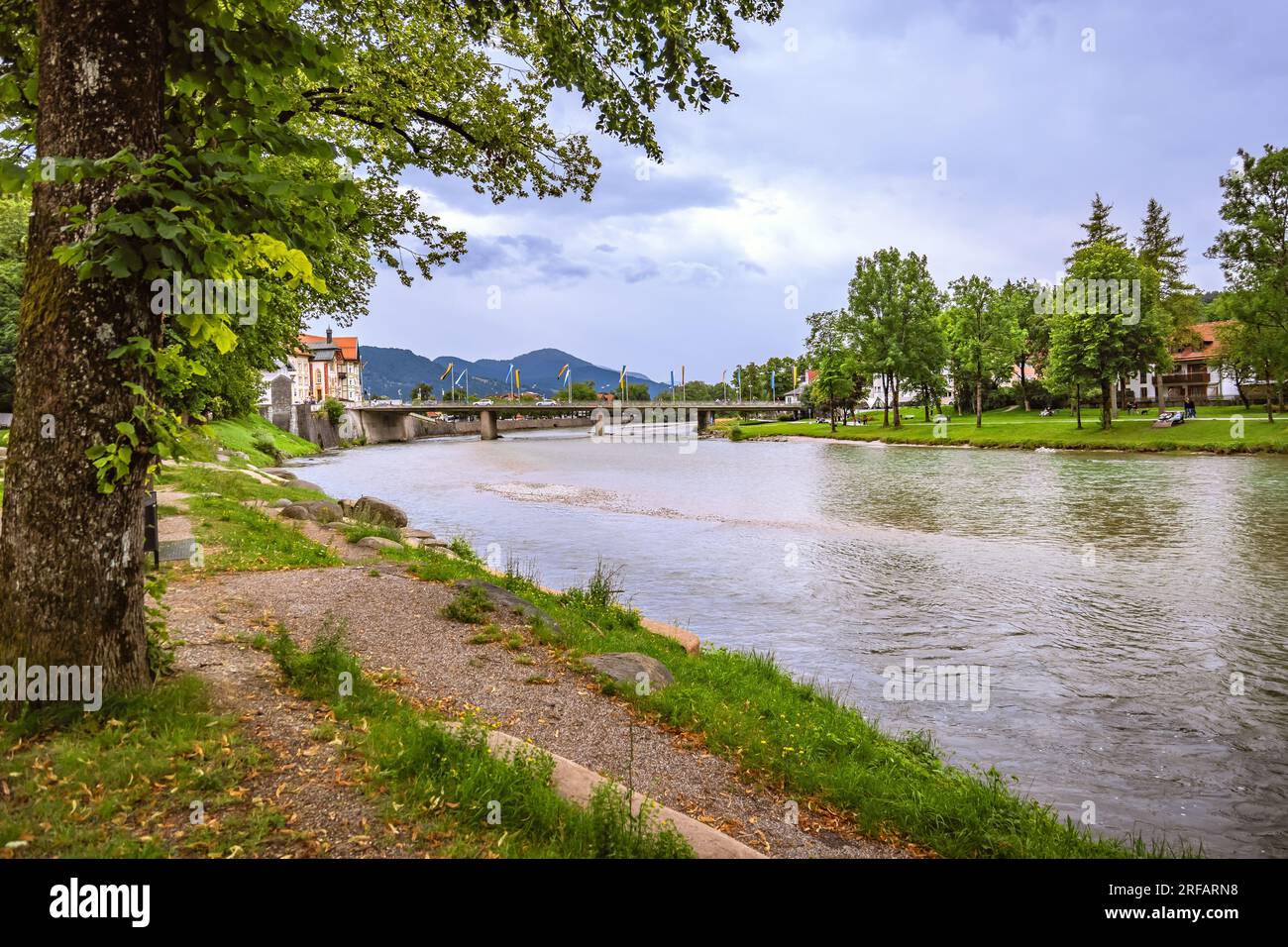 BAVIERA : BAD TÖLZ - LUNGO IL FIUME ISAR Foto Stock