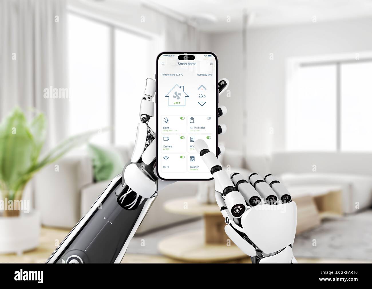 Il robot controlla la temperatura e altri parametri della casa intelligente con l'app mobile. Il concetto di sviluppo tecnologico e gestione dei servizi Foto Stock