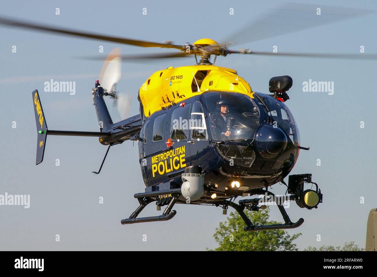 Elicottero della Metropolitan Police G-MPSA che vola basso. Atterraggio in elicottero Eurocopter EC145 a Biggin Hill, Kent, Regno Unito. Saltando. Proiettore e sensori Foto Stock