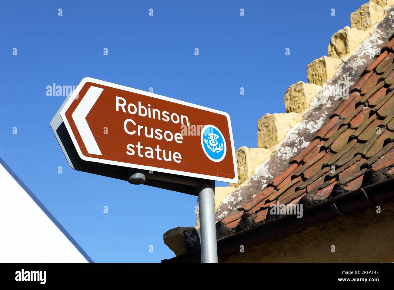 Cartello che mostra le indicazioni per la statua di Robinson Crusoe in Scozia, nella città di Lower largo. Foto Stock