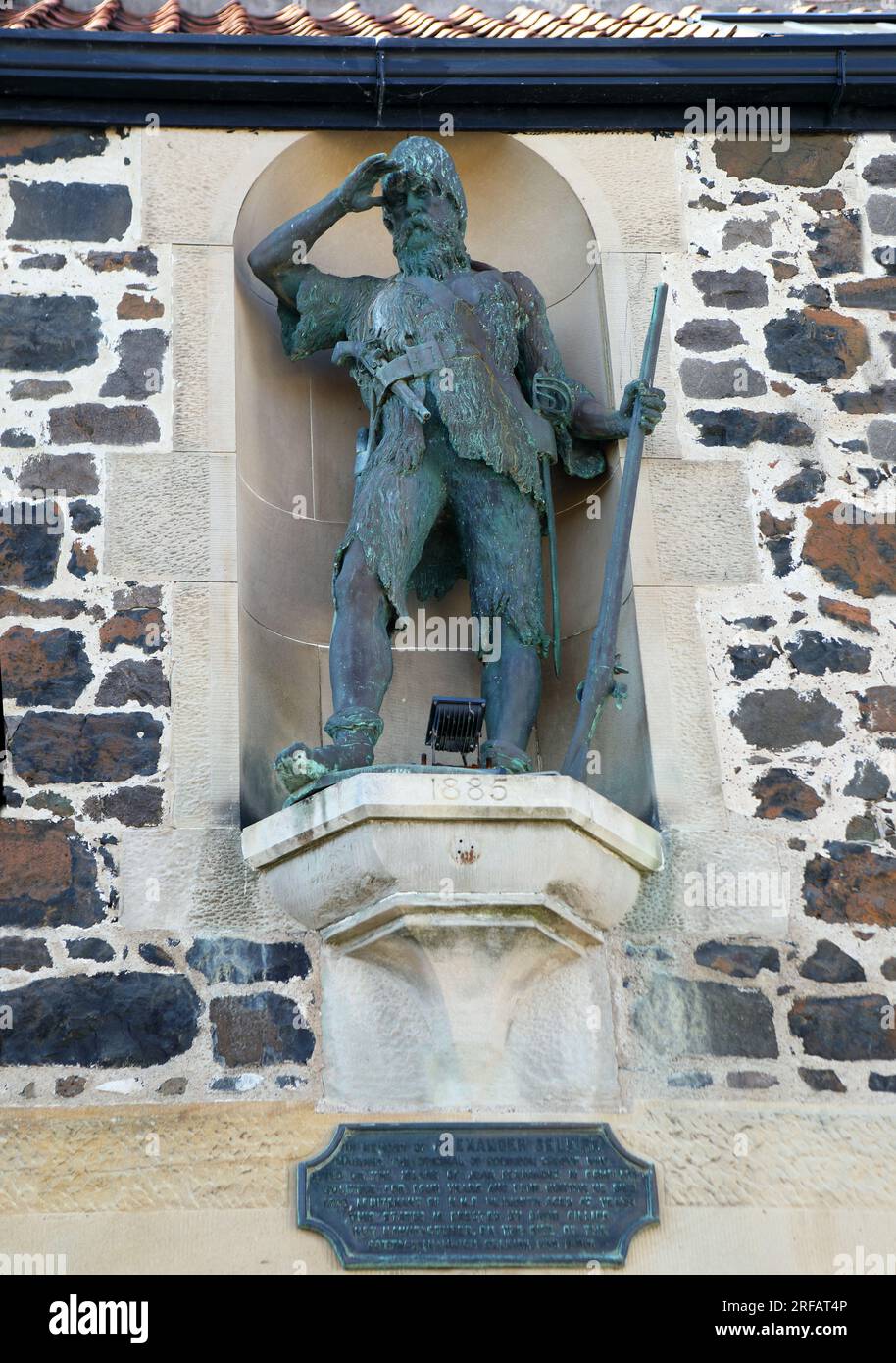 Statua del personaggio immaginario di Robinson Crusoe nel luogo di nascita di Alexander Selkirk che ha fornito ispirazione per il personaggio di Daniel Defoe. Foto Stock