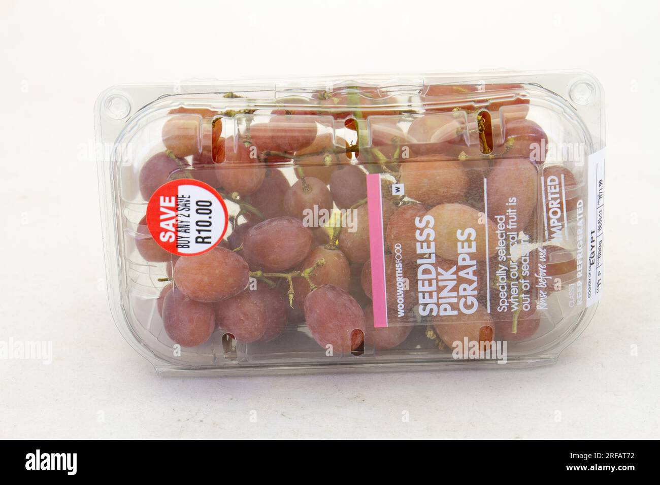 Johannesburg, Sud Africa - uva rosa senza semi di Woolworths Food isolata su uno sfondo chiaro con spazio per la copia Foto Stock