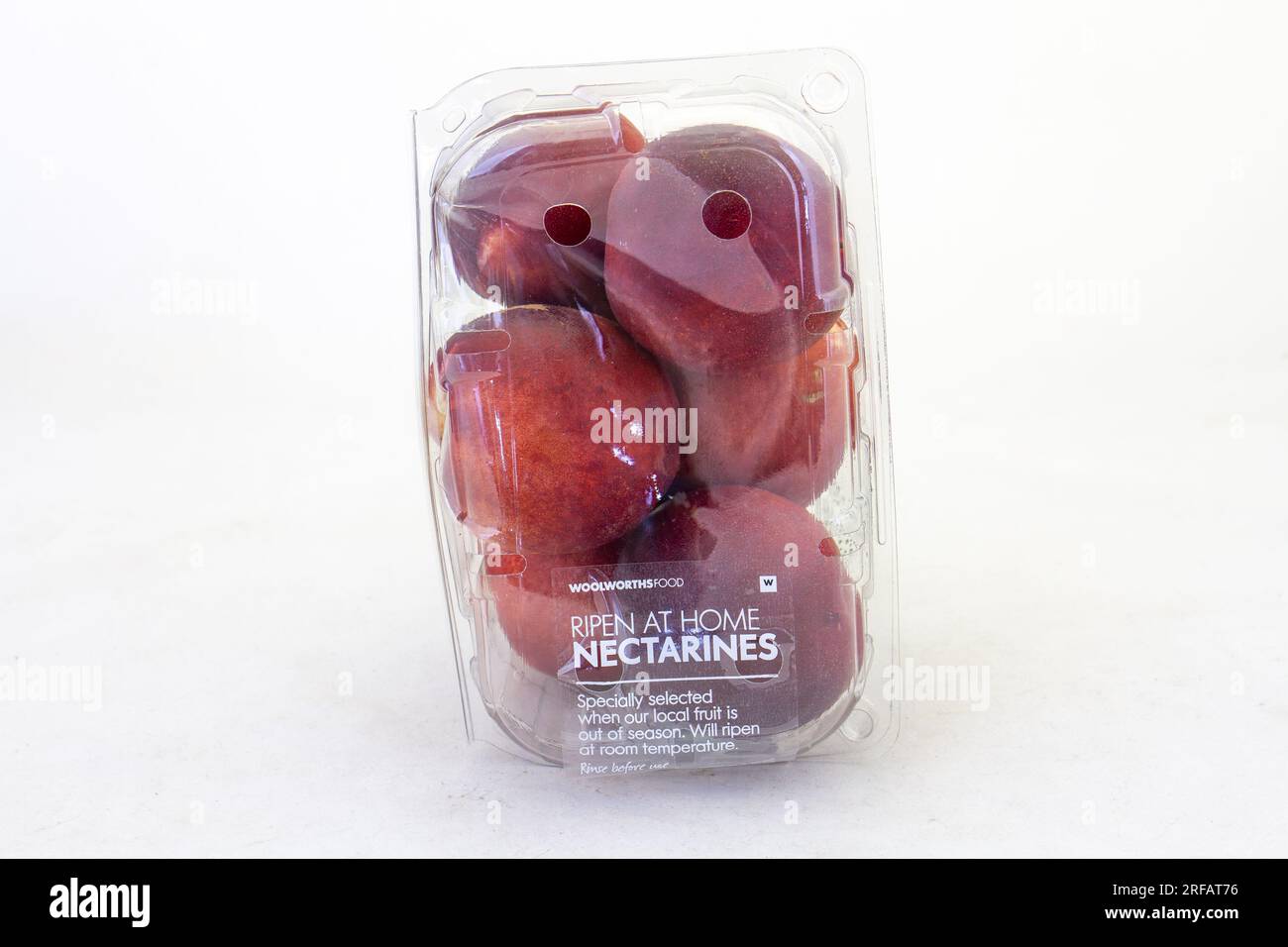 Johannesburg, Sud Africa - nettarine fresche di Woolworths Food isolate su uno sfondo chiaro con spazio per le copie Foto Stock