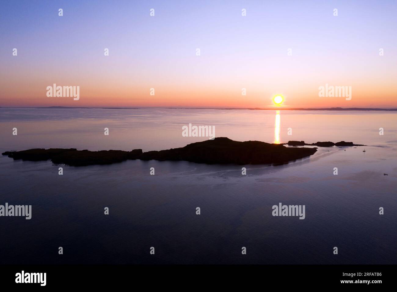 Drone aereo di lunga al tramonto, una delle Isole Treshnish nelle Ebridi interne della Scozia Foto Stock