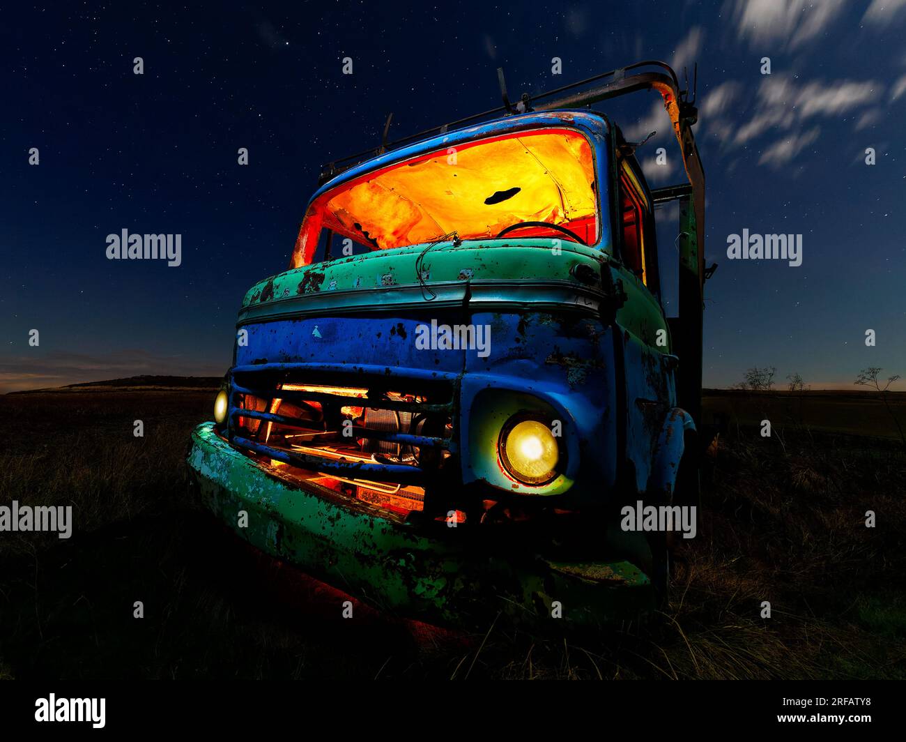 Camion vecchio e abbandonato nel capmo di notte e illuminato da luci a LED Foto Stock