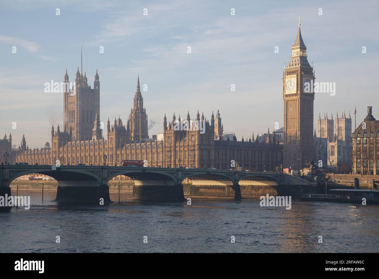 Il Palazzo di Westminster (o Houses of Parliament) con il Big Ben si trova sulla riva nord del Tamigi a Londra Foto Stock