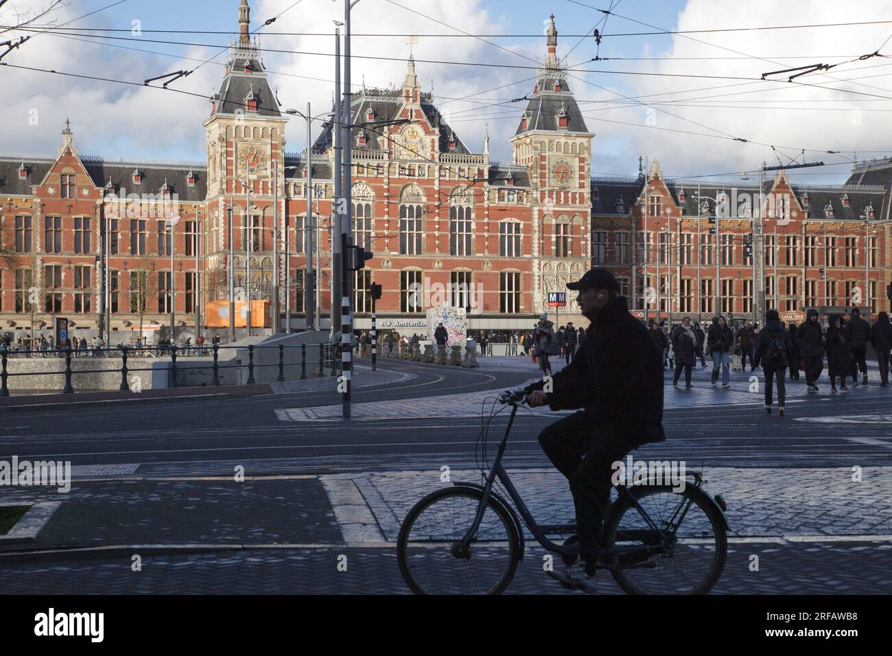 Un uomo passa accanto alla stazione centrale di Amsterdam Foto Stock