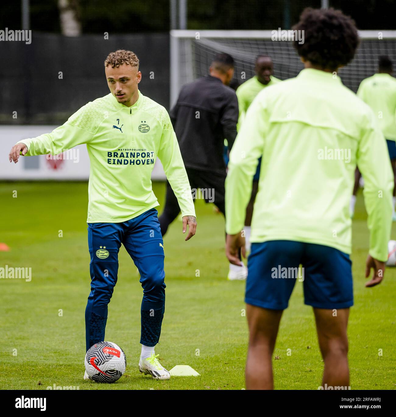 EINDHOVEN - Noa Lang durante l'allenamento del PSV in preparazione del match contro Feyenoord per il Johan Cruijff Shield. ANP SEM VAN DER WAL paesi bassi Out - belgio Out Foto Stock