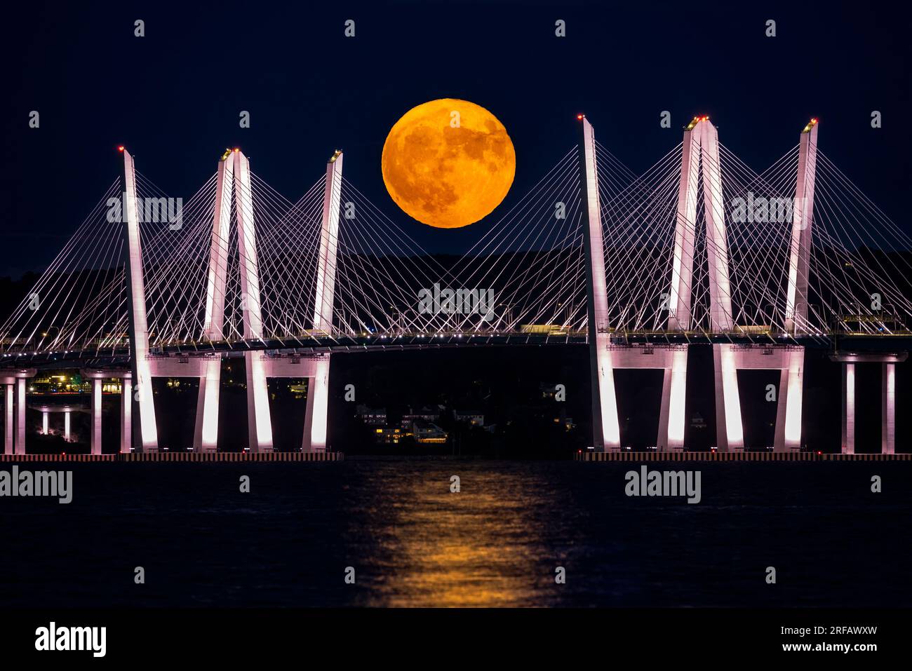 La luna Super Sturgeon sorge sul ponte Tappan Zee Foto Stock