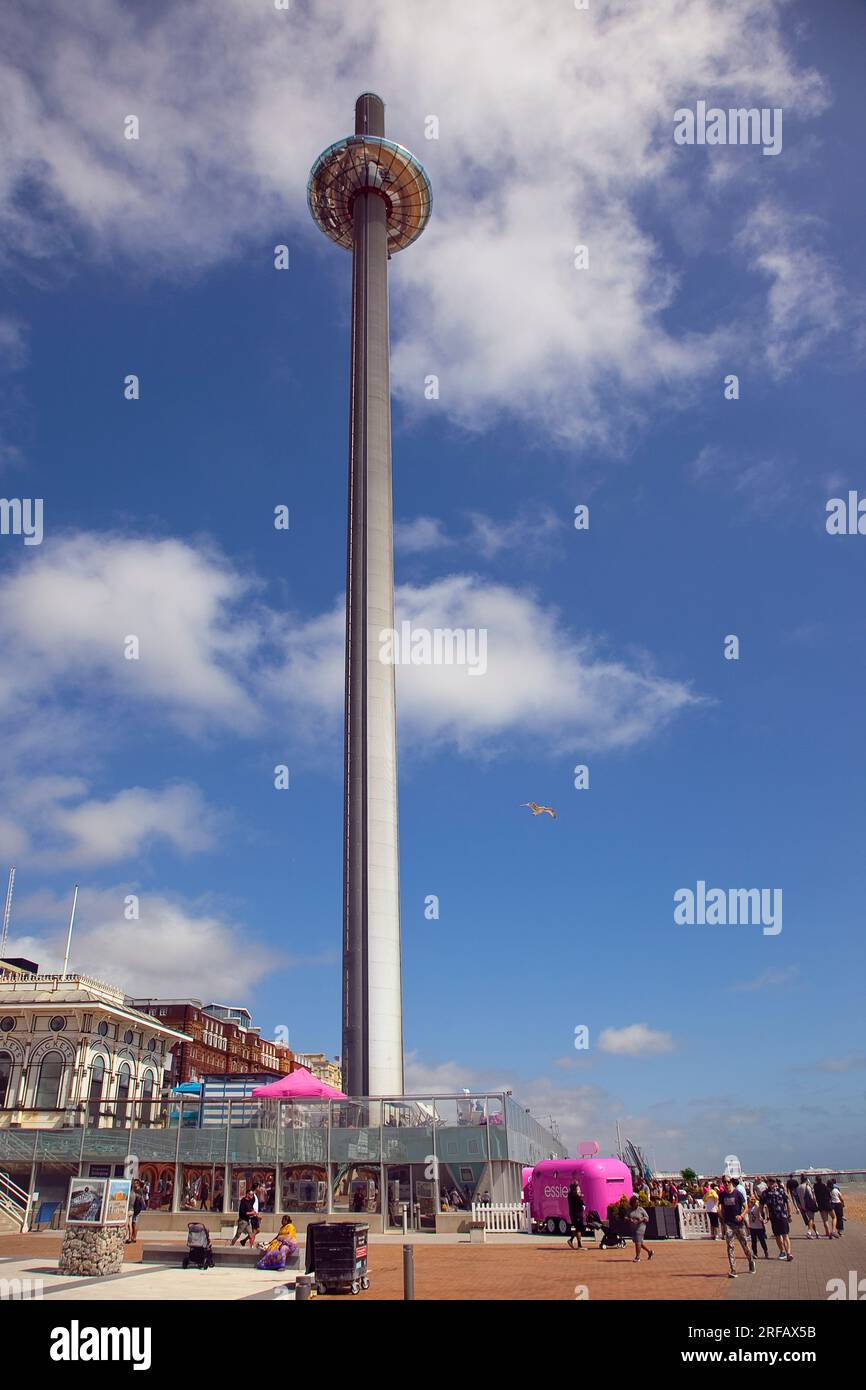 Inghilterra, East Sussex, Brighton, Steel i360 torre di osservazione sul lungomare affollato da turisti estivi. Foto Stock