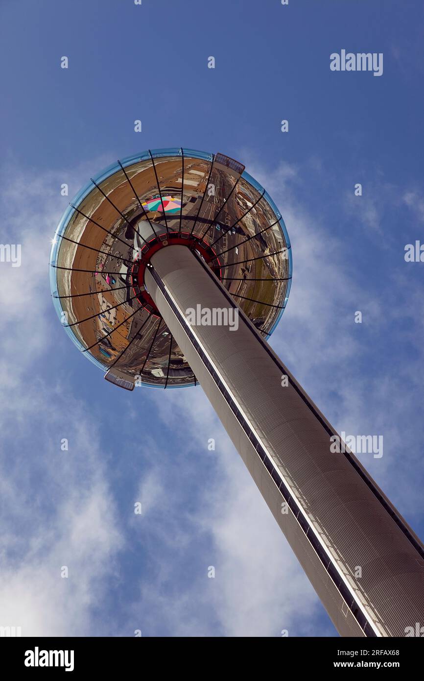 Inghilterra, East Sussex, Brighton, Steel i360 torre di osservazione sul lungomare affollato da turisti estivi. Foto Stock