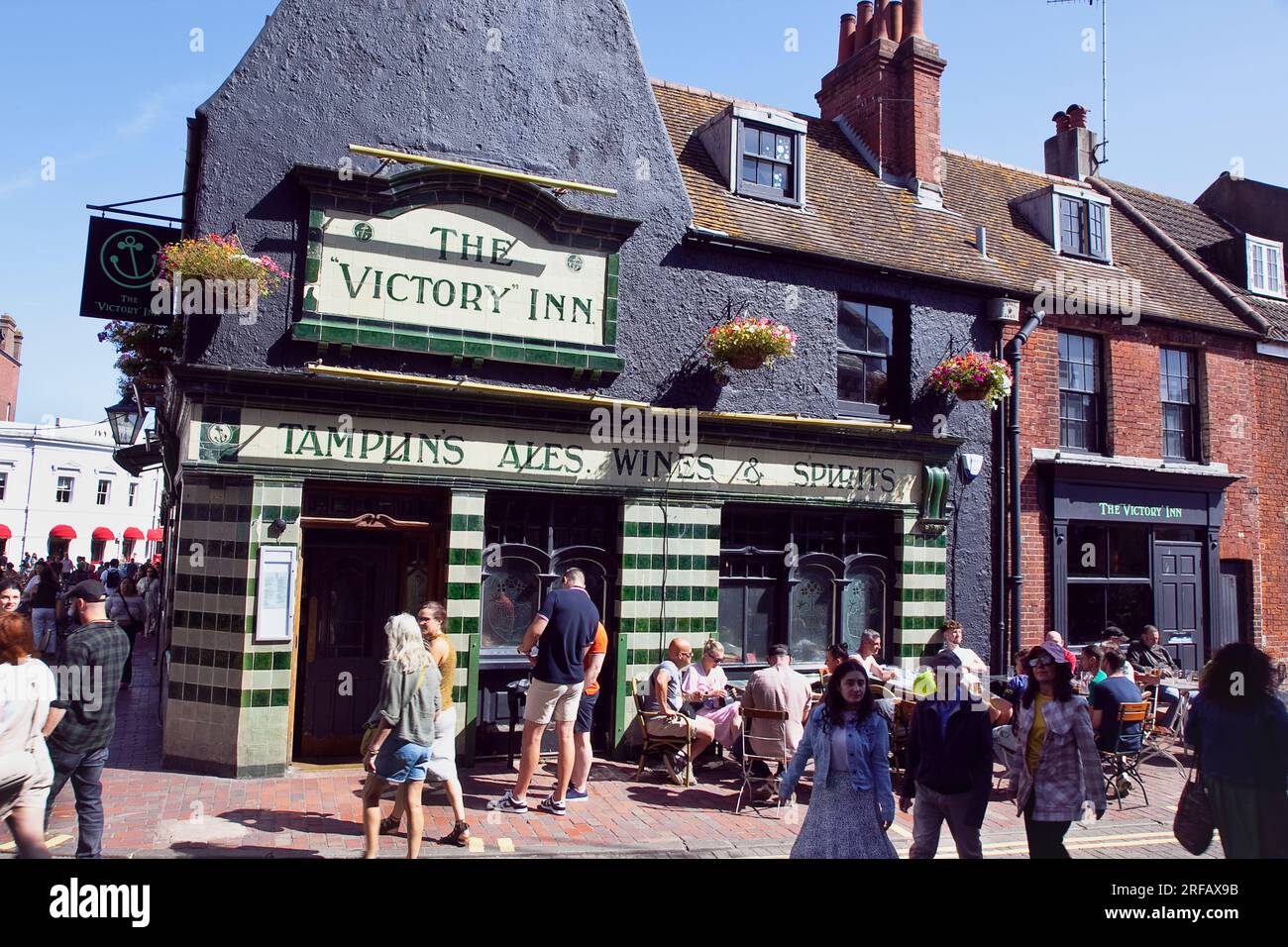 Inghilterra, East Sussex, Brighton, Victory Inn Public House in Duke Street e Middle Street all'incrocio con persone sedute fuori a bere. Foto Stock