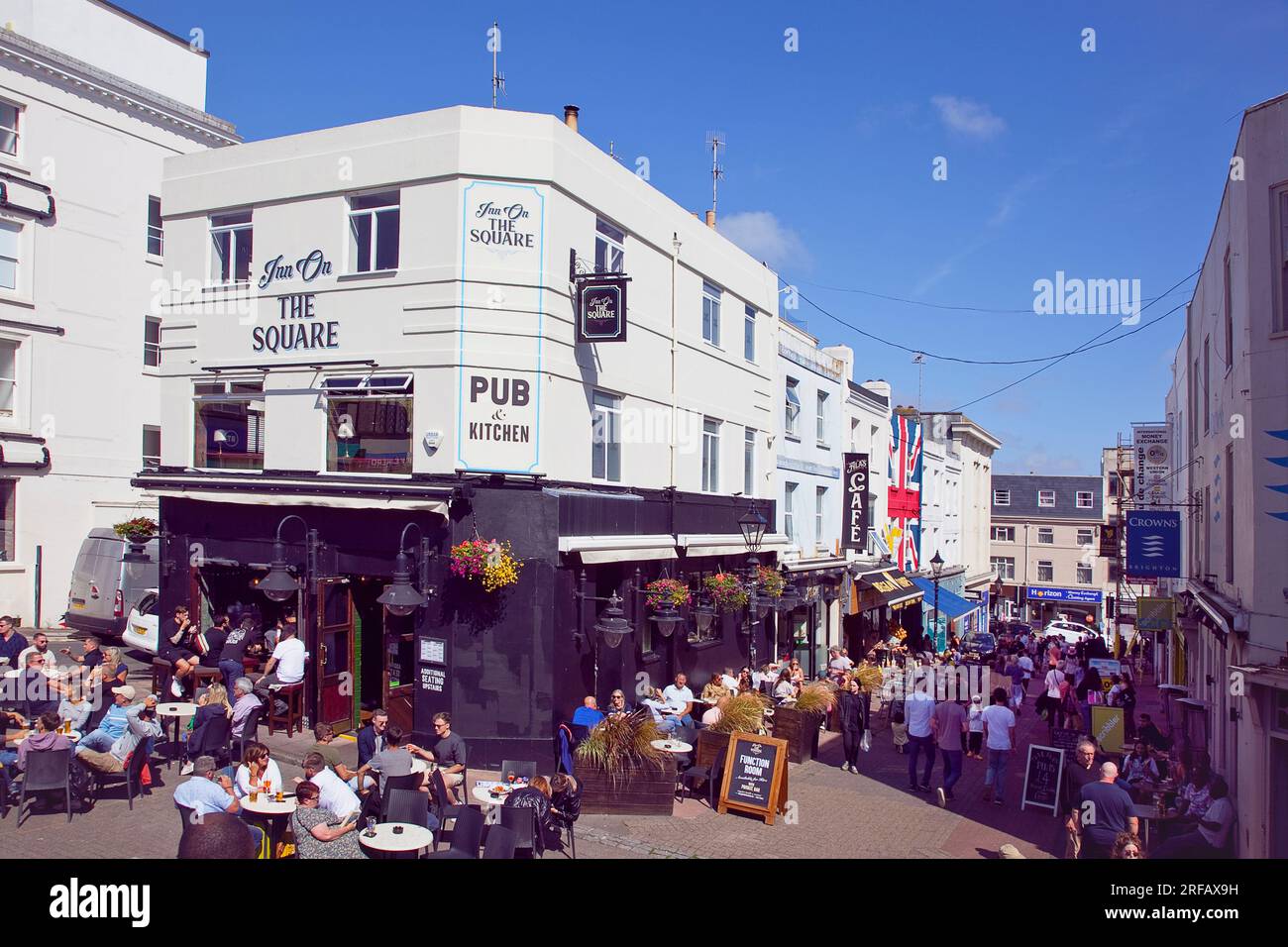 Inghilterra, East Sussex, Brighton, esterno dell'Inn on the Square in Cranbrook Street affollato di turisti che mangiano e bevono. Foto Stock