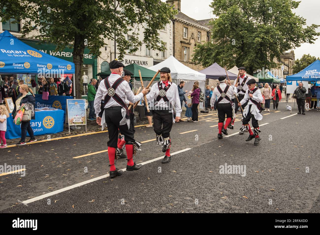 "Great Yorkshire Morris", un lato dello Yorkshire morris, si è esibito durante le celebrazioni dello Yorkshire Day tenutesi a Skipton High St il 1 agosto 2023. Foto Stock