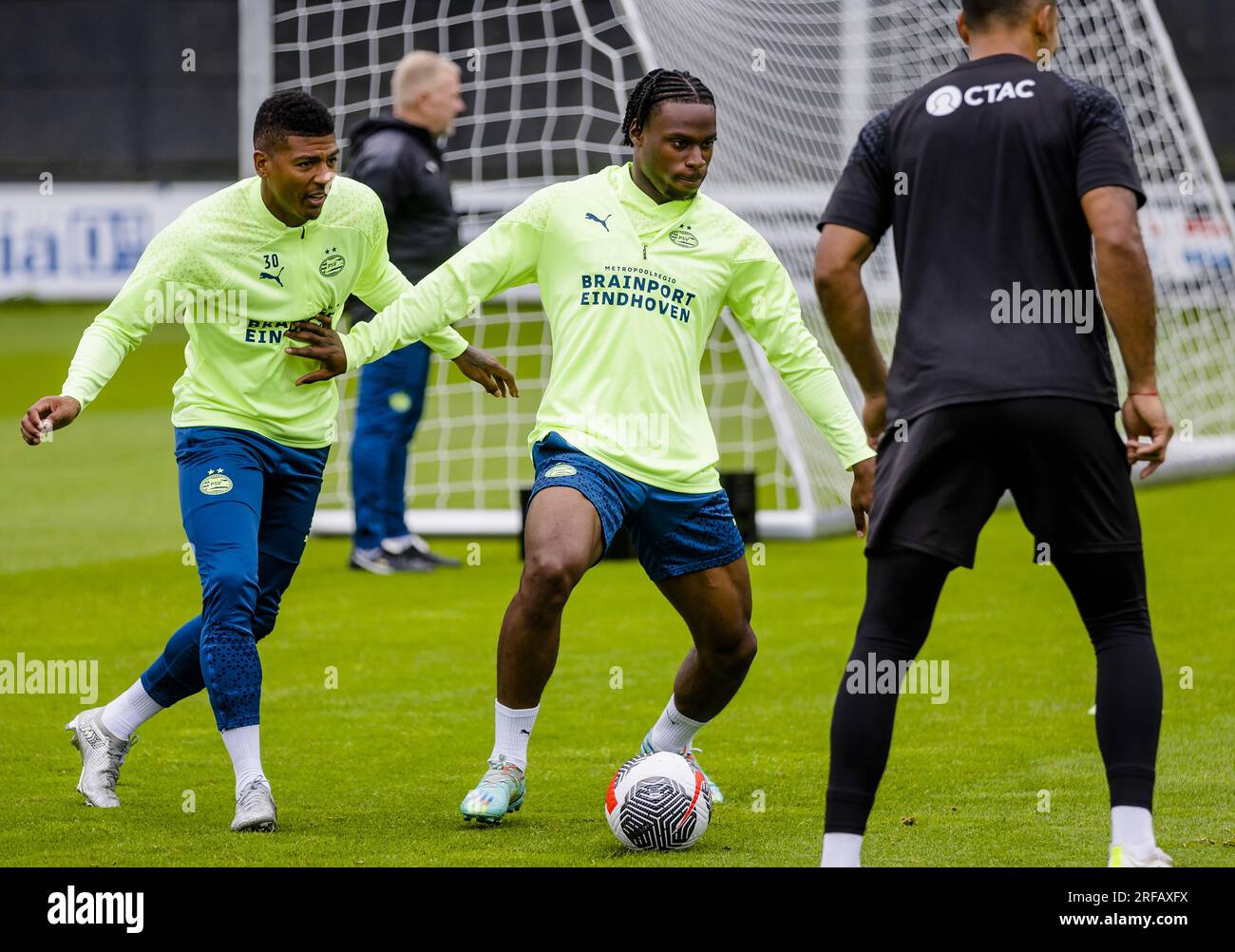 EINDHOVEN - (LR) Patrick van Aanholt e Johan Bakayoko durante la sessione di allenamento del PSV in preparazione della partita contro Feyenoord per il Johan Cruijff Shield. ANP SEM VAN DER WAL paesi bassi Out - belgio Out Foto Stock