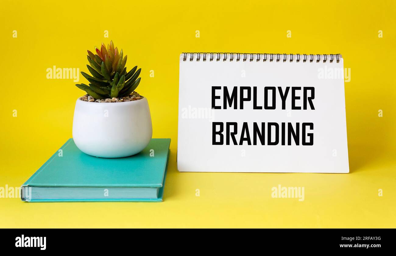 Branding del datore di lavoro visualizzato con testo su blocco note e sfondo giallo Foto Stock