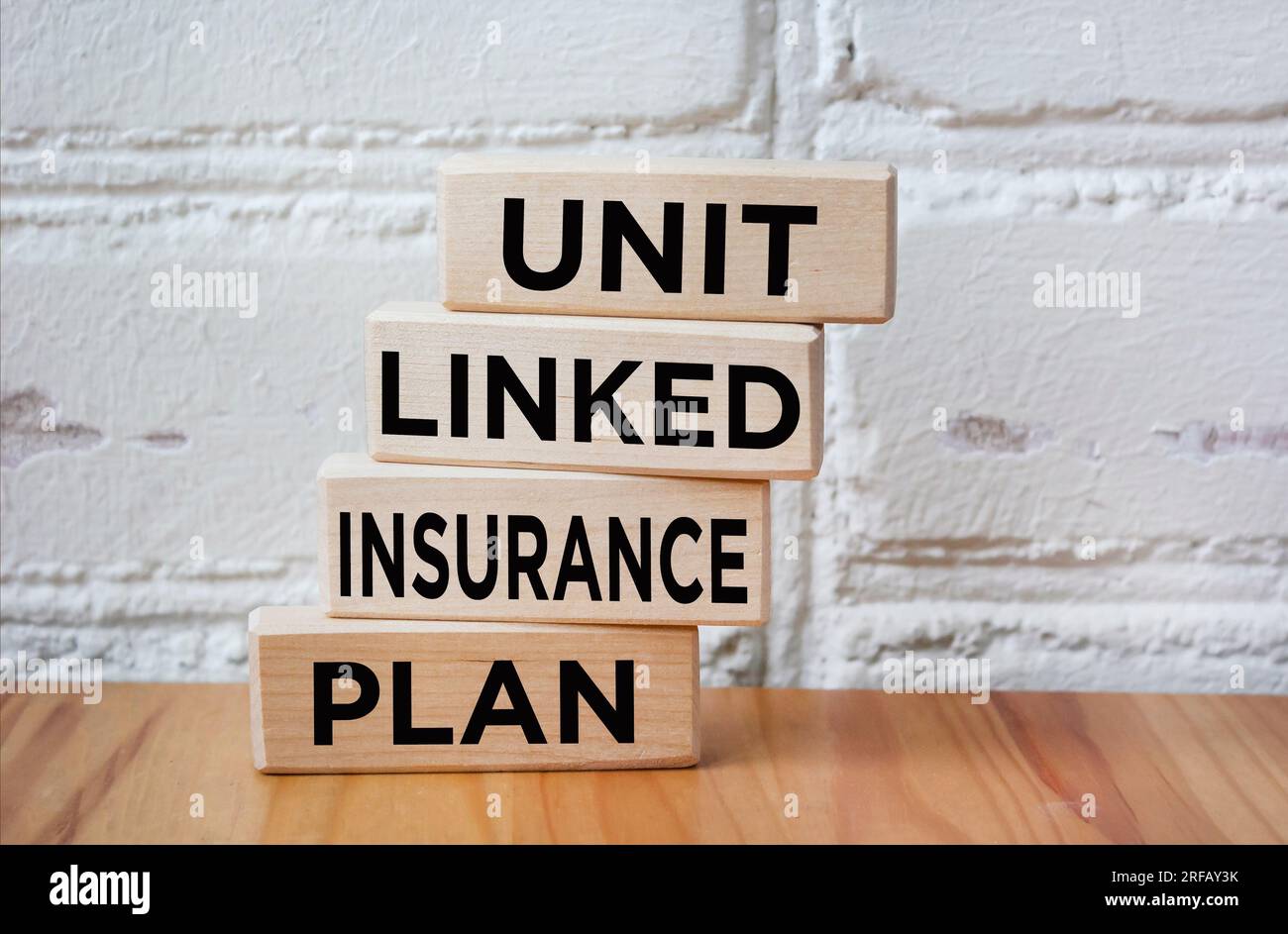 Il piano assicurativo collegato all'unità è scritto su blocchi di legno.foto aziendale con testo Foto Stock