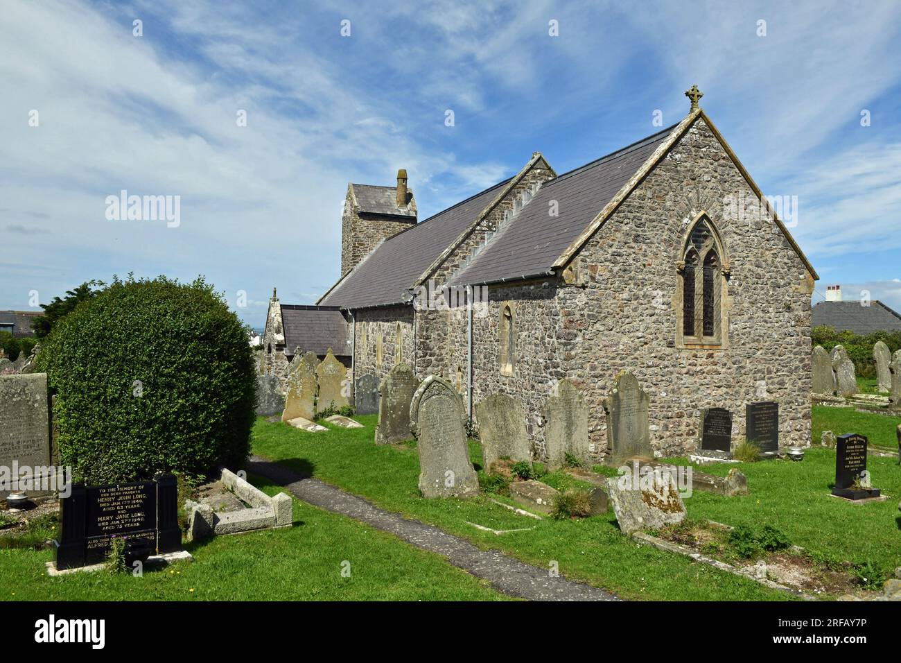 St Mary's Church nel Rhossili Village sulla penisola di Gower. Da Rhossili ci sono delle vedute incredibili, direttamente sulla Worms Head e attraverso la Rhossili Bay Foto Stock
