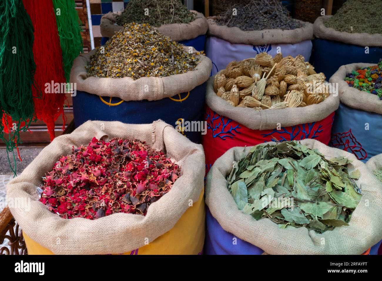 Marocco: In senso orario dal basso a sinistra, fiori di garofano essiccati, fiori di camomilla, bushnika (fiore da stuzzicadenti) e alloro presso un rivenditore di erbe e spezie, Souk District, Medina di Marrakech, Marrakech. Marrakesh fu fondata nel 1070 dall'emiro Abu Bakr ibn Umar come capitale imperiale dell'Impero Almoravide. Gli Almoravidi stabilirono le prime strutture principali della città e crebbero rapidamente e si affermarono come centro culturale, religioso e commerciale per il Maghreb. Foto Stock