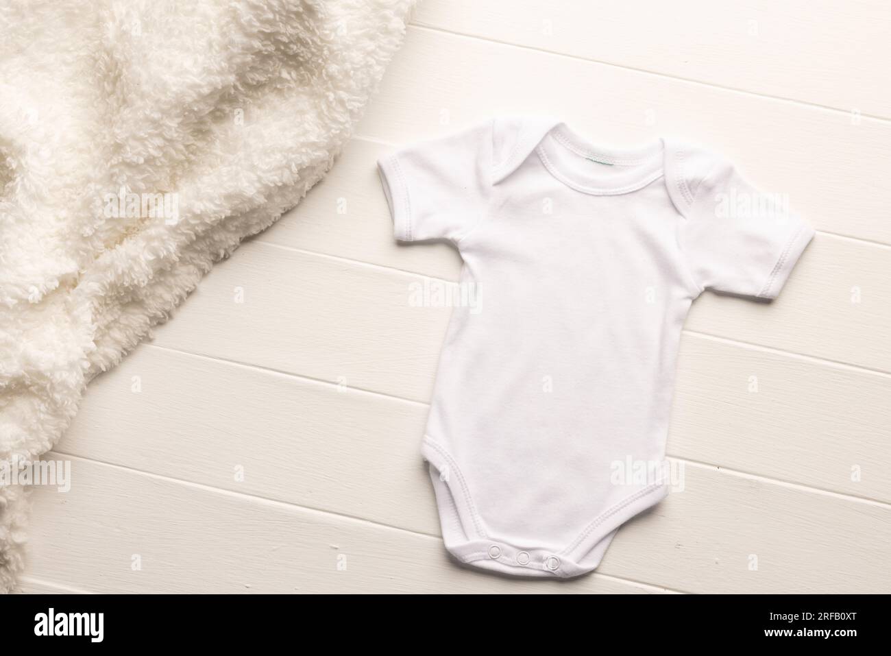 Piatto di pelle bianca per la crescita del bambino e tappeto in pelliccia con spazio per la copia su sfondo bianco della lavagna Foto Stock