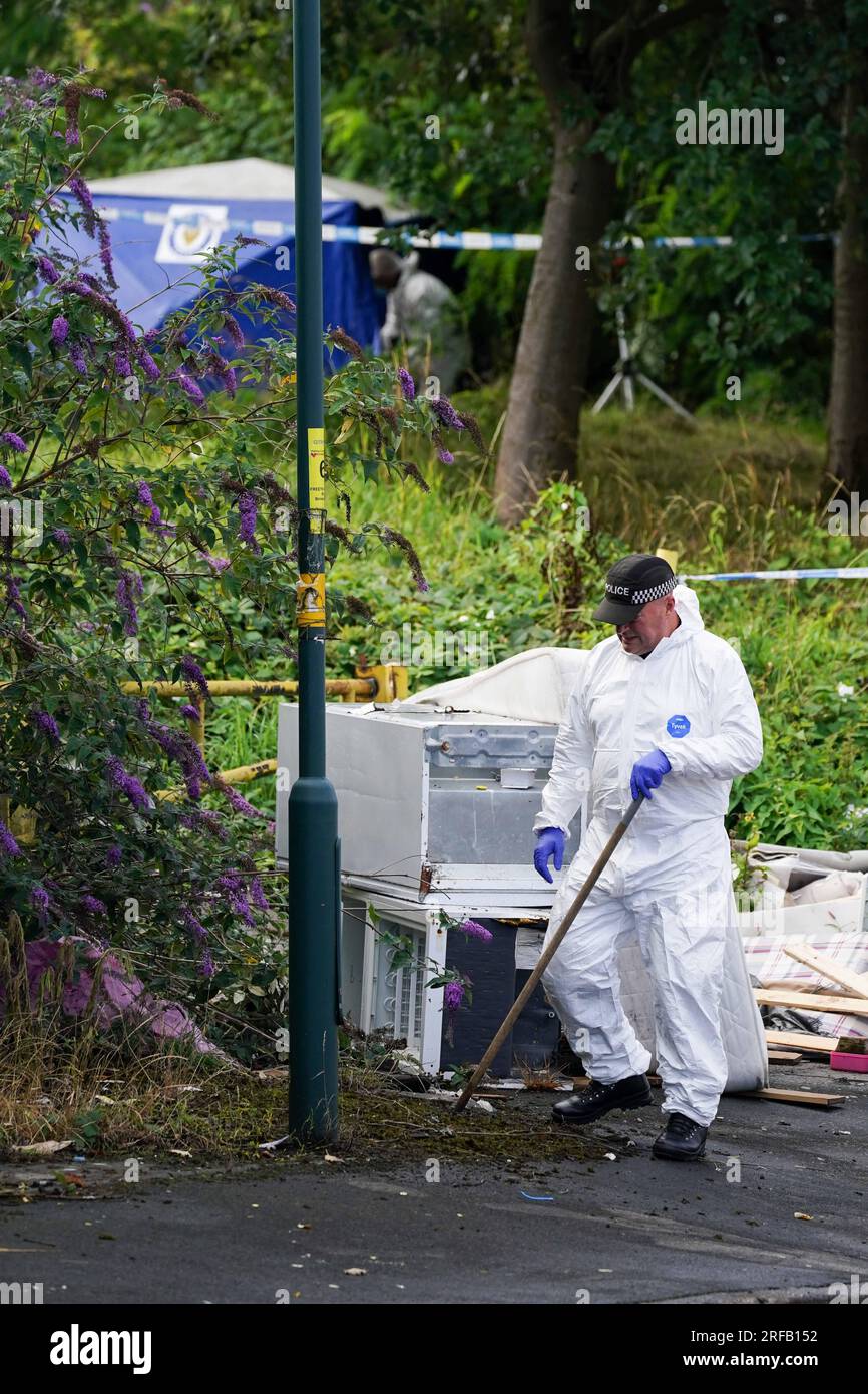 Agenti forensi sulla scena di Freeth Street a Ladywood, Birmingham, dove una donna è stata trovata gravemente ferita e in seguito è morta sulla scena. Un uomo è stato arrestato con l'accusa di omicidio e rimane in custodia. Data foto: Mercoledì 2 agosto 2023. Foto Stock