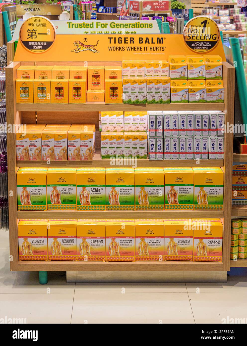 Vetrina Tiger Balm in un negozio a Singapore Foto Stock