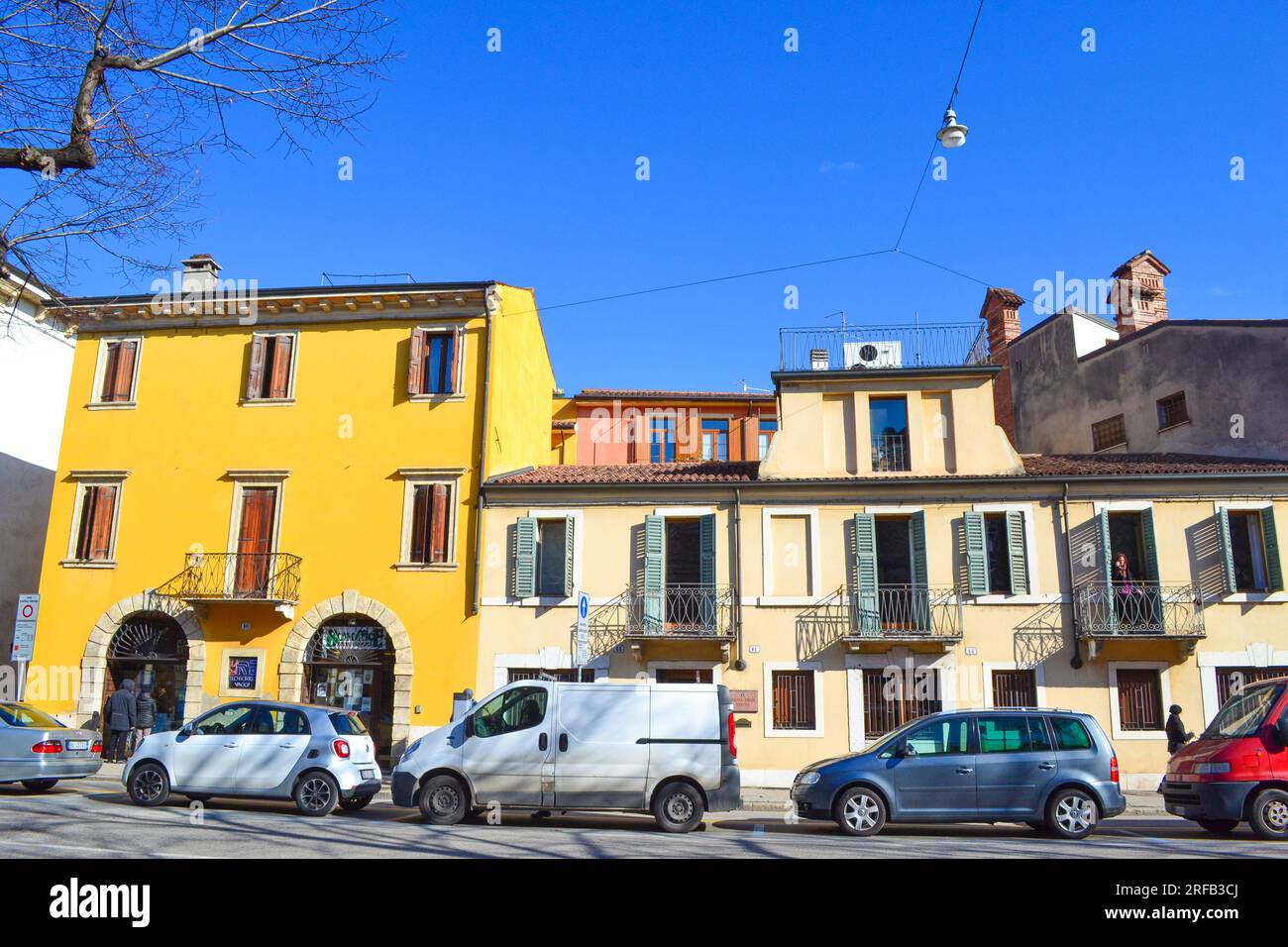 Strada nel centro storico di Verona, Italia. La città di Verona è un sito patrimonio dell'umanità dell'UNESCO.Centro storico Foto Stock