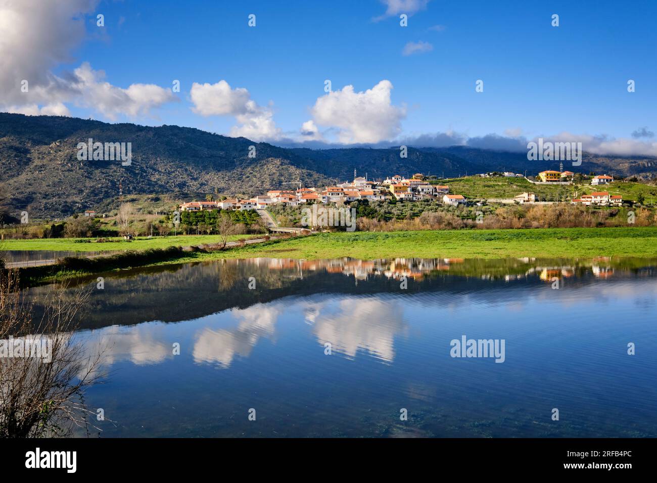 La fertile valle del fiume Sabor. Tras-os-Montes. Vale da Vilarica. Portogallo Foto Stock