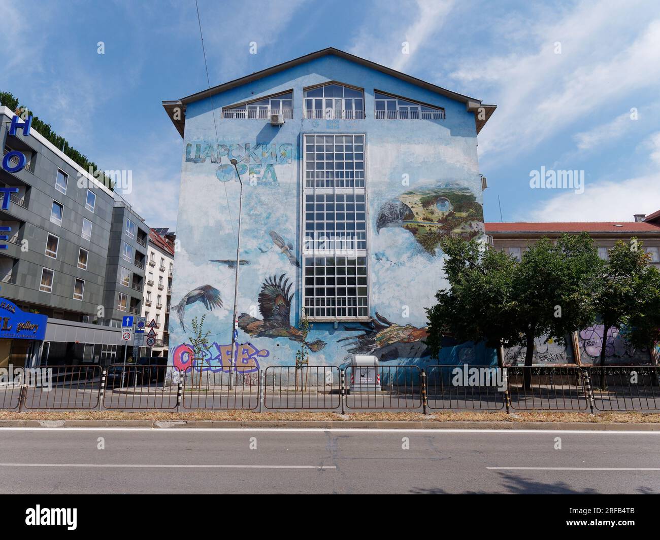 Illustrazione di uccelli Street art sul lato di un edificio dipinto di blu nella città di Sofia, Bulgaria. 2 agosto 2023. Foto Stock