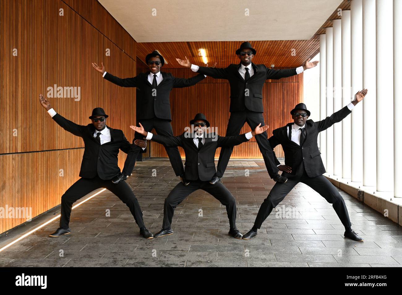 Edimburgo, Scozia, Regno Unito. 2 agosto 2023. Edinburgh Fringe: Spettacolo circense dei Black Blues Brothers che si esibisce al Middle Meadow Walk. Mostrando la loro abilità acrobatica, i Black Blues Brothers portano i loro flip, trucchi, limbo ardente, piramidi umane, divertenti gag e sfide di danza alla periferia di Edimburgo. In mostra presso le sale riunioni, Venue 20 dal 4 agosto Crediti: Craig Brown/Alamy Live News Foto Stock