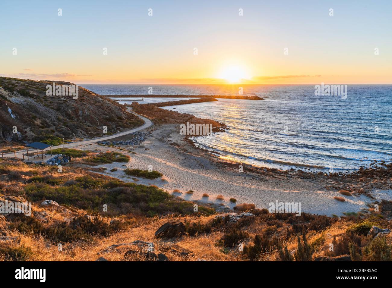 Linea costiera di o'Sullivan Beach con pista ciclabile al tramonto, Australia meridionale Foto Stock