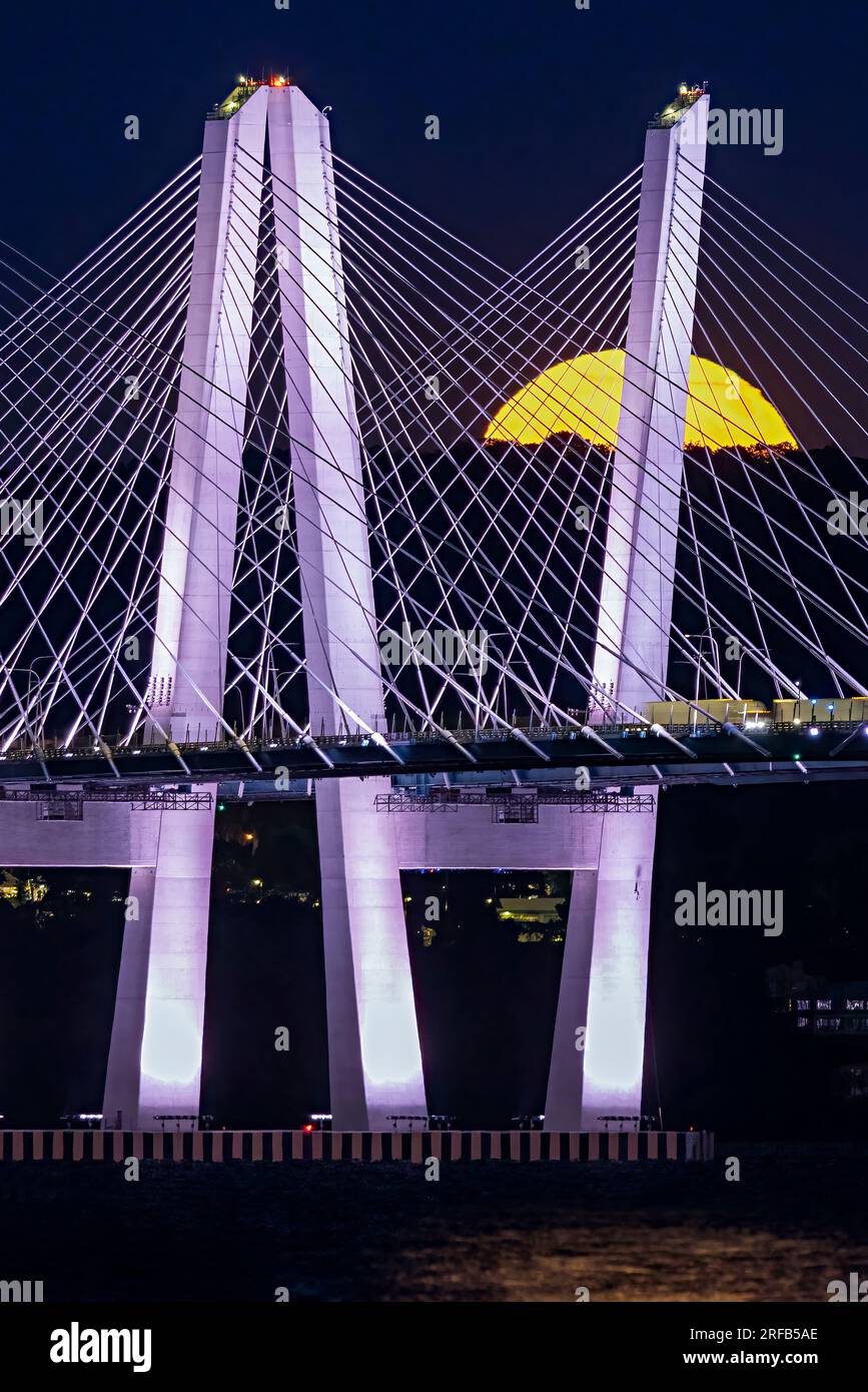 La luna Super Sturgeon sorge sul ponte Tappan Zee Foto Stock