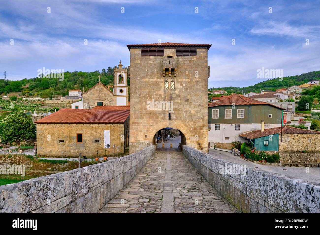 Il ponte medievale di Ucanha, risalente al XII secolo, sul fiume Varosa. La Torre in uno degli ingressi fu la prima nel paese Foto Stock