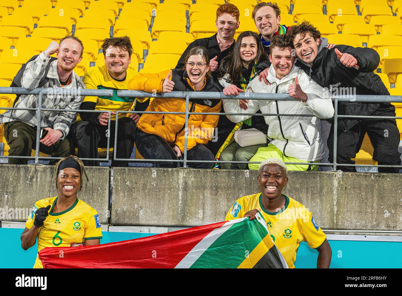 Wellington, Wellington, nuova Zelanda. 2 agosto 2023. I membri della squadra sudafricana festeggiano con i tifosi dopo che la loro squadra ha battuto l'Italia 3-2 per raggiungere gli ultimi sedici anni dopo la partita del gruppo G della Coppa del mondo femminile 2023 tra Sudafrica e Italia al Wellington Regional Stadium di Wellington, nuova Zelanda (immagine di credito: ©James Foy/Alamy Live News) Foto Stock
