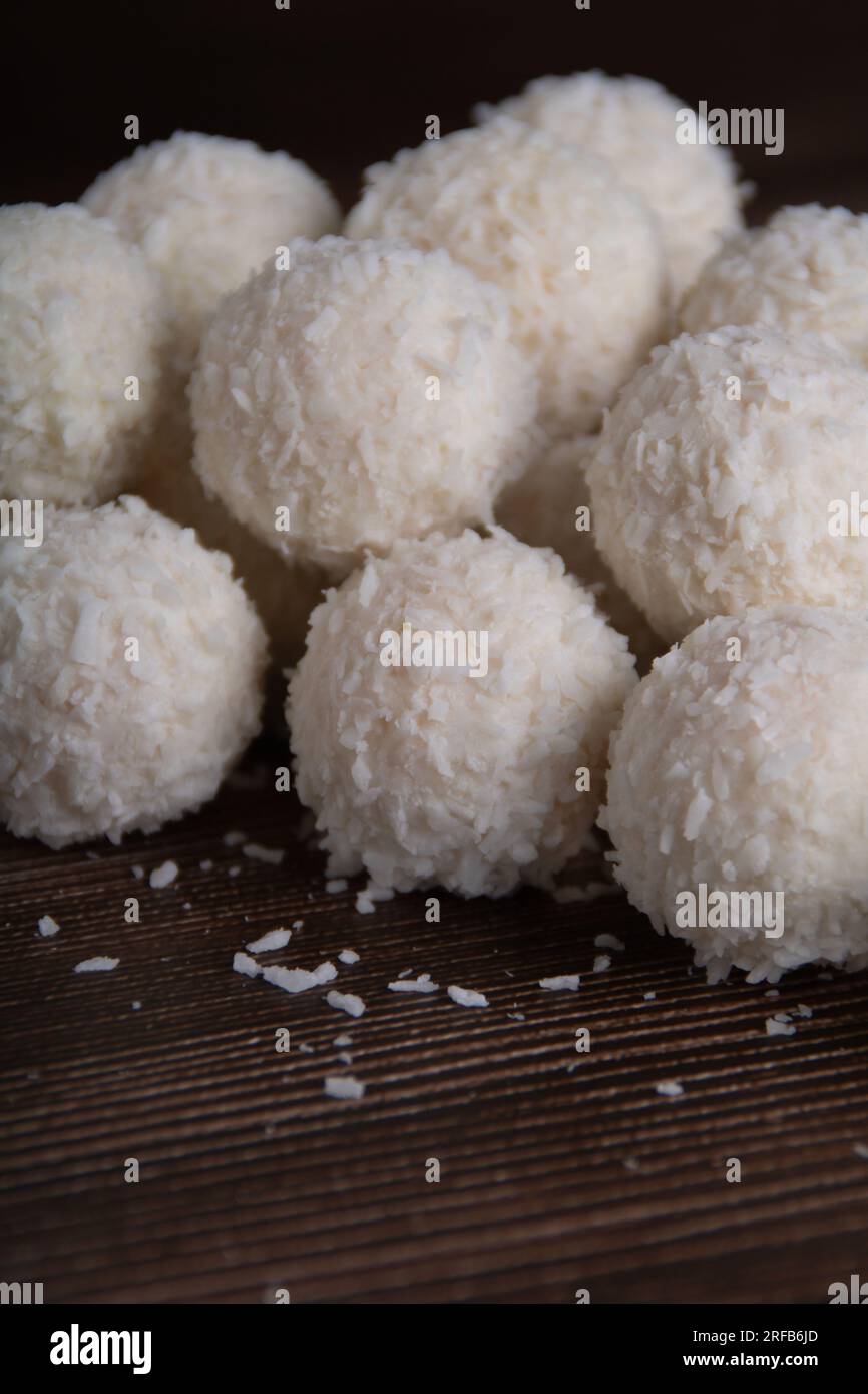 foto dolce dolce dolce dolce, caramelle fresche a forma di palla, sdraiato su un piatto da vicino Foto Stock