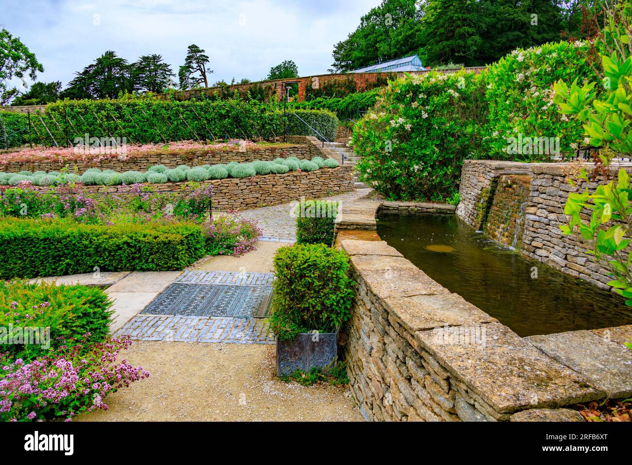 Alcune delle numerose varietà di meli inglesi che crescono nel giardino murato di Parabola presso il "The Newt in Somerset", nr Bruton, Inghilterra, Regno Unito Foto Stock