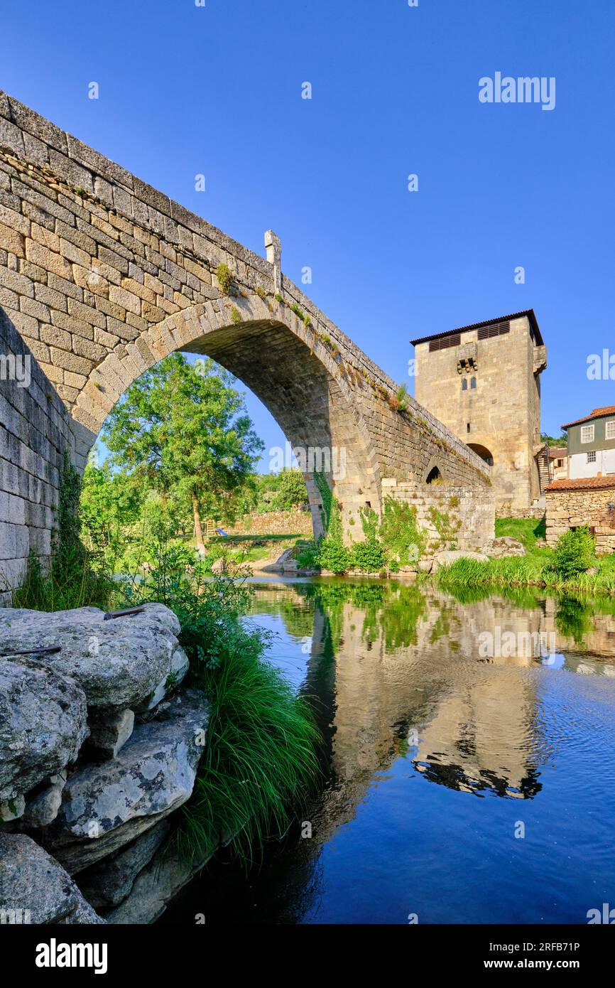 Il ponte medievale di Ucanha, risalente al XII secolo, sul fiume Varosa. La Torre in uno degli ingressi fu la prima nel paese Foto Stock