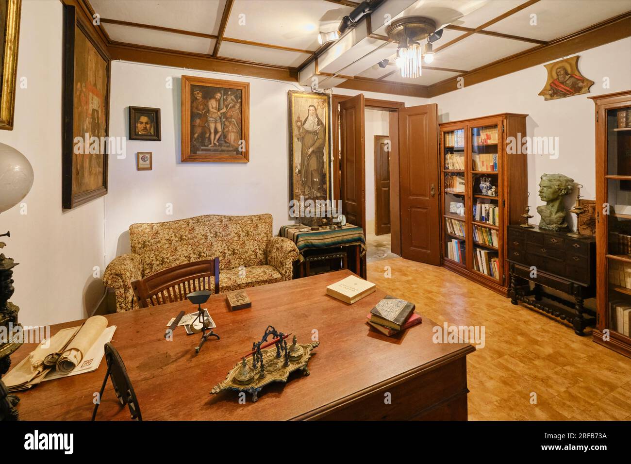 Sala da scrittura della casa ottocentesca di Aquilino Ribeiro, uno dei più grandi scrittori portoghesi, nel villaggio di Soutosa, dove visse per molti Foto Stock