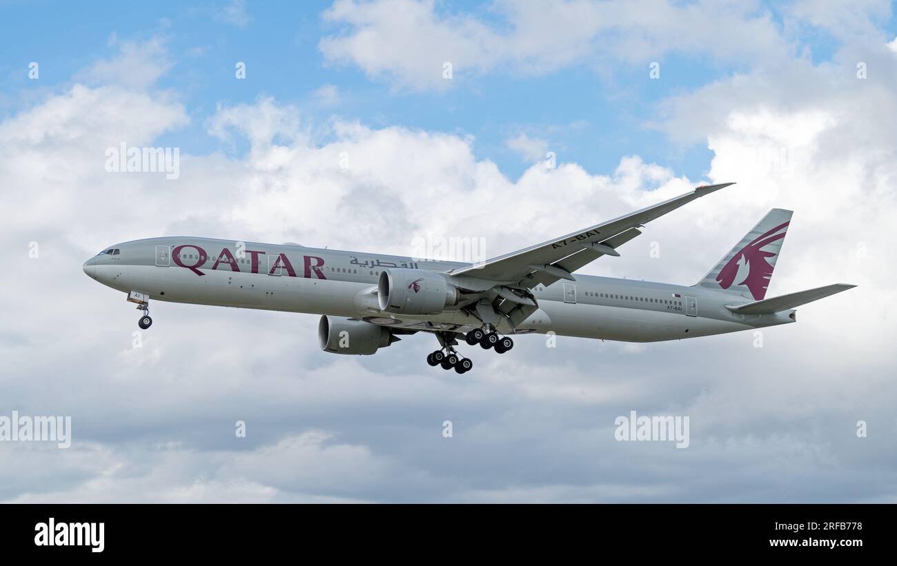 Qatar Boeing 777 atterra all'aeroporto di Heathrow a Londra. Londra - 1 agosto 2023 Foto Stock