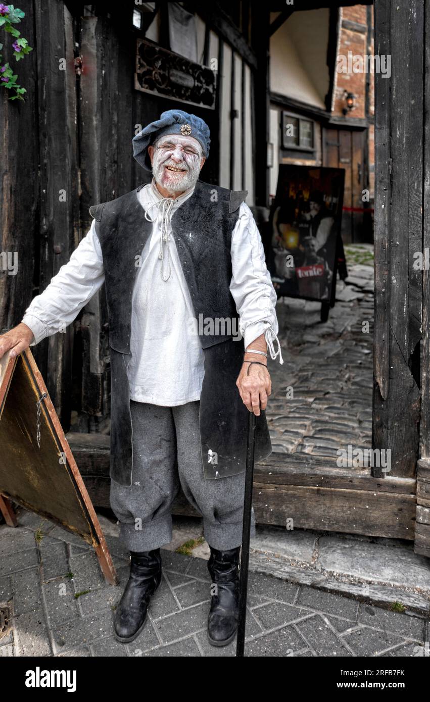 Uomo anziano vestito in costume Tudor tradizionale al Tudor World, Stratford Upon Avon, Inghilterra, Regno Unito Foto Stock