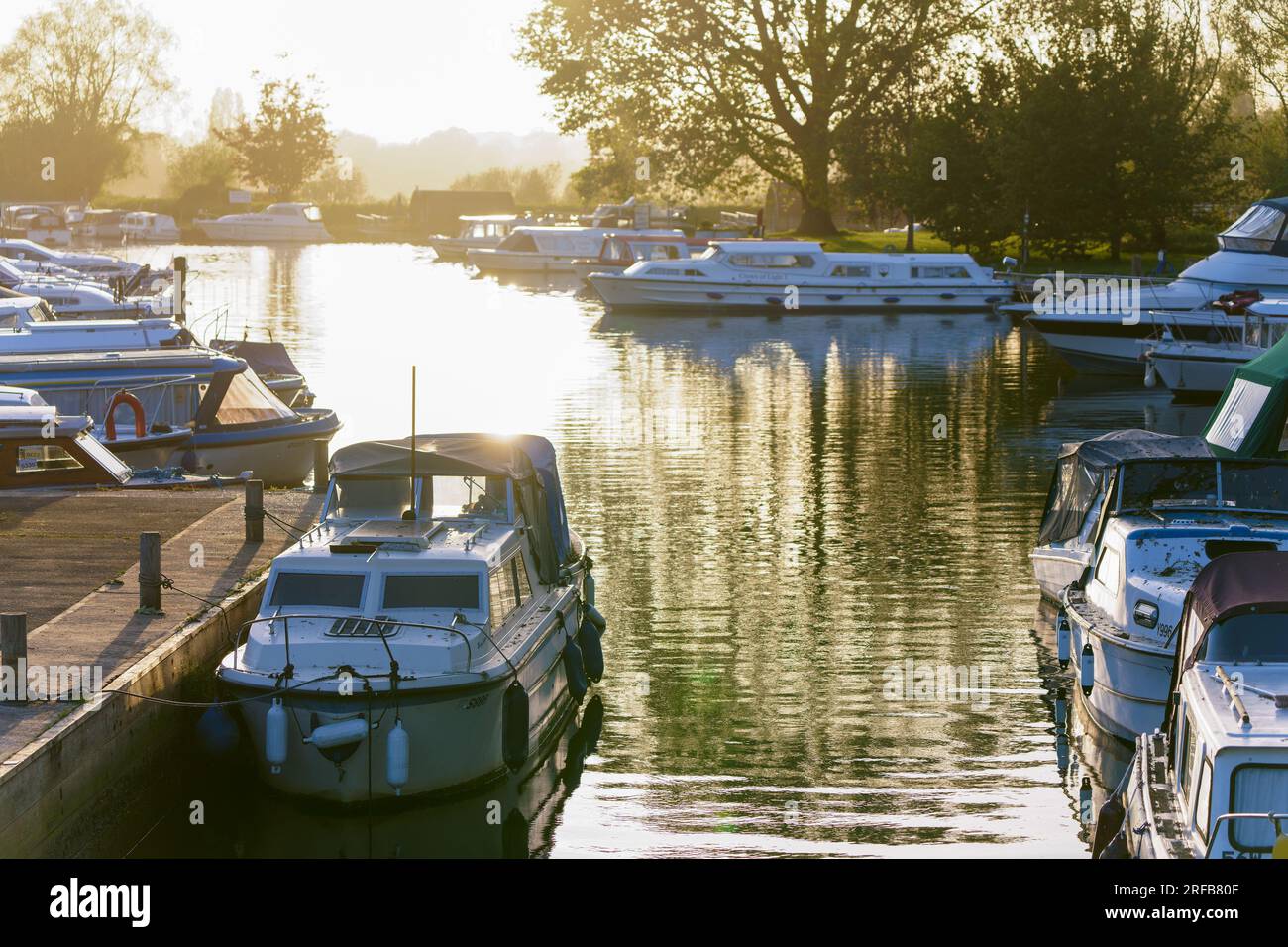 Barche sul fiume Waveney at the Quay in Beccles at Sunset , Suffolk , Inghilterra , Gran Bretagna , Regno Unito Foto Stock