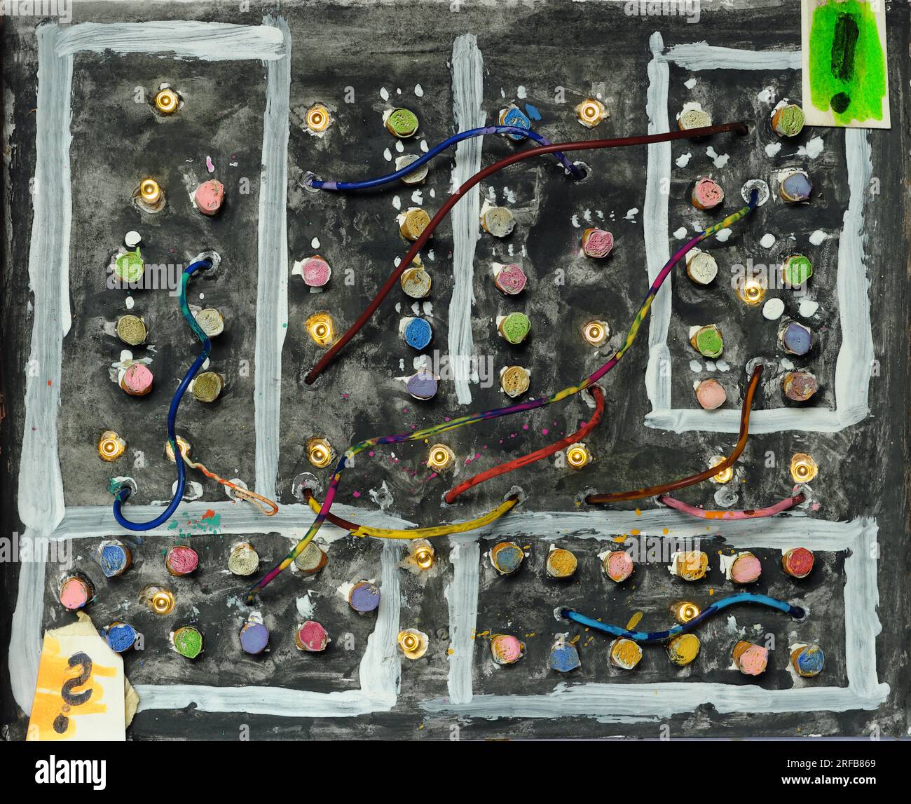 concetto di business,idea,soluzione,sfida,trasformazione,innovazione, quadro interruttori fittizio con luci,cavi, punto interrogativo ed esclamazione p Foto Stock