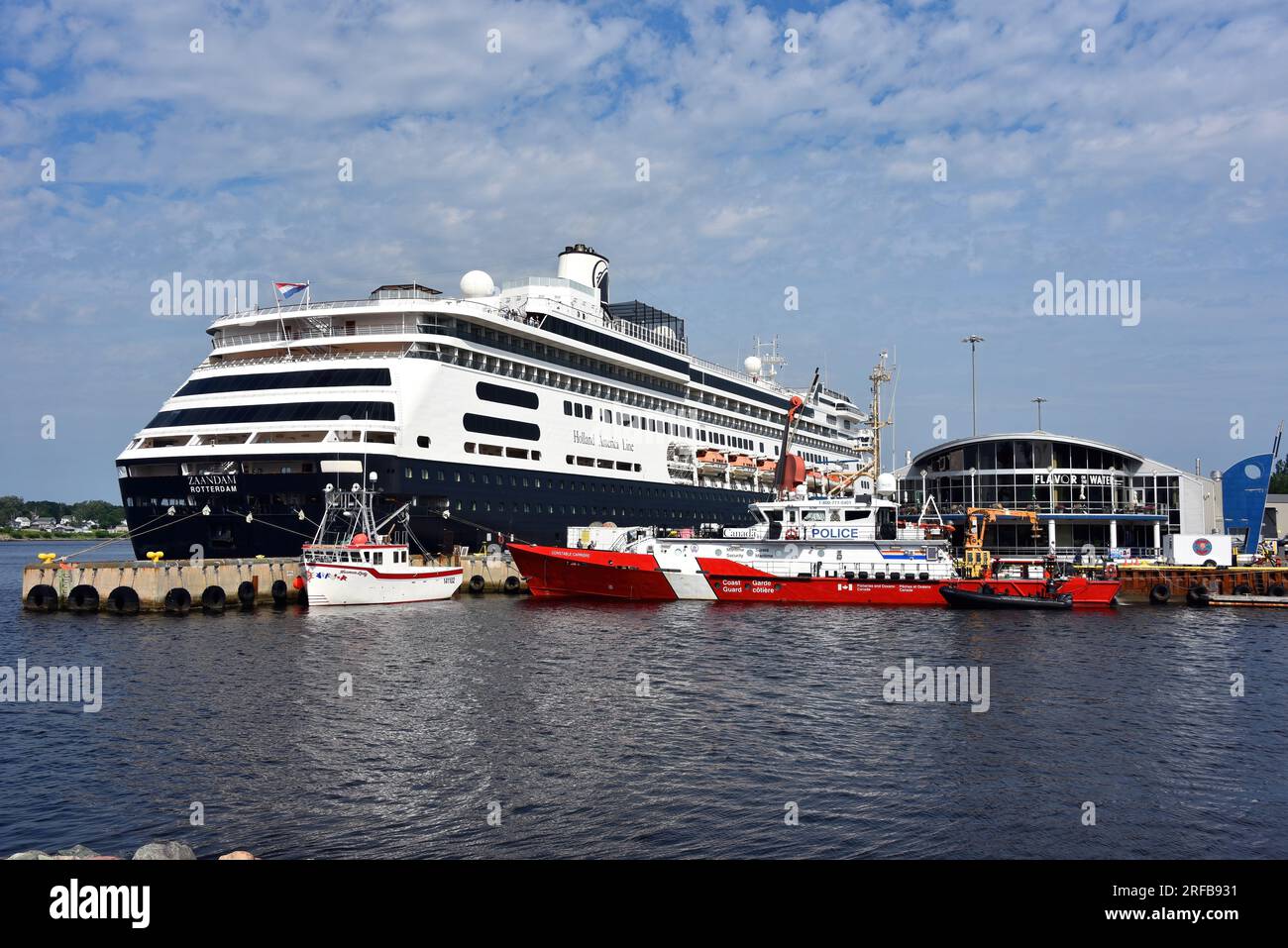 Sydney, Canada - 26 luglio 2023: La nave da crociera Zuiderdam della Holland Line America è ormeggiata al porto di Sydney a Cape Breton, nuova Scozia. Sydney è un pop Foto Stock