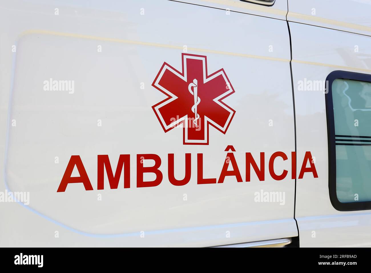 descrizione dettaglio dell'ambulanza generica, con lettere rosse in portoghese: ambulancia Foto Stock